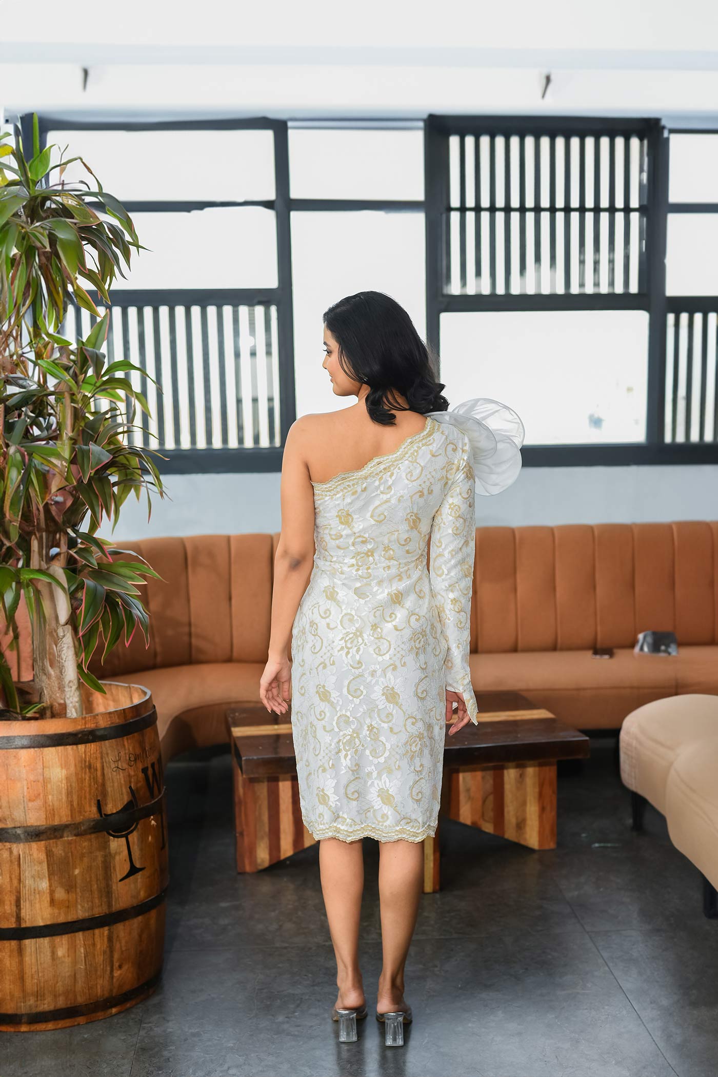 Vella oneside higlighted sleeve short dress