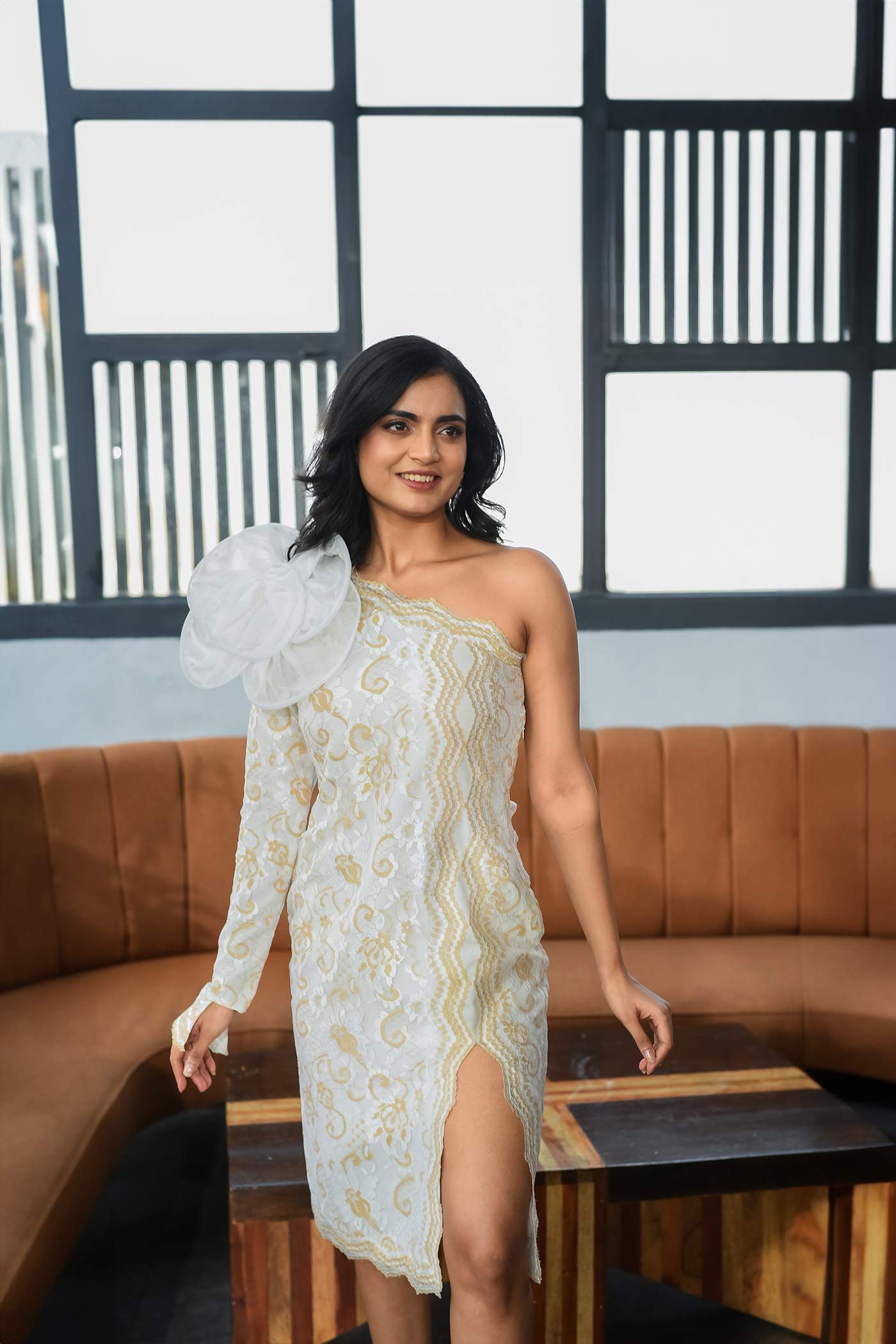 Vella oneside higlighted sleeve short dress